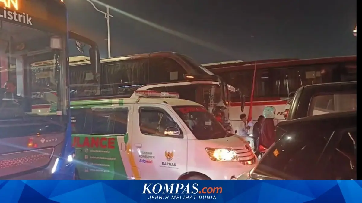 Sirene Meraung, Ambulans Sulit Melintas di Kemacetan Dekat Monas Usai Zikir Kebangsaan
