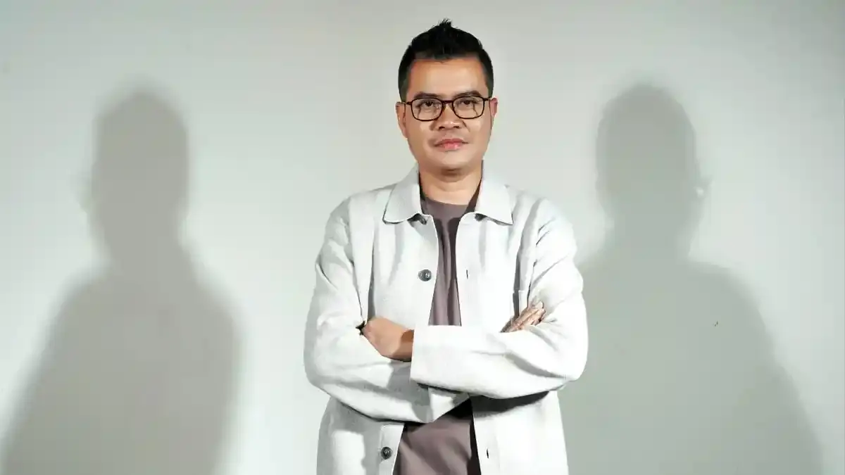 Martin Wiguna Rilis 'Gila Karena Cinta', Lagu Penyesalan Karena Terlambat Ungkap Cinta ke Sahabat - Wartakotalive.com