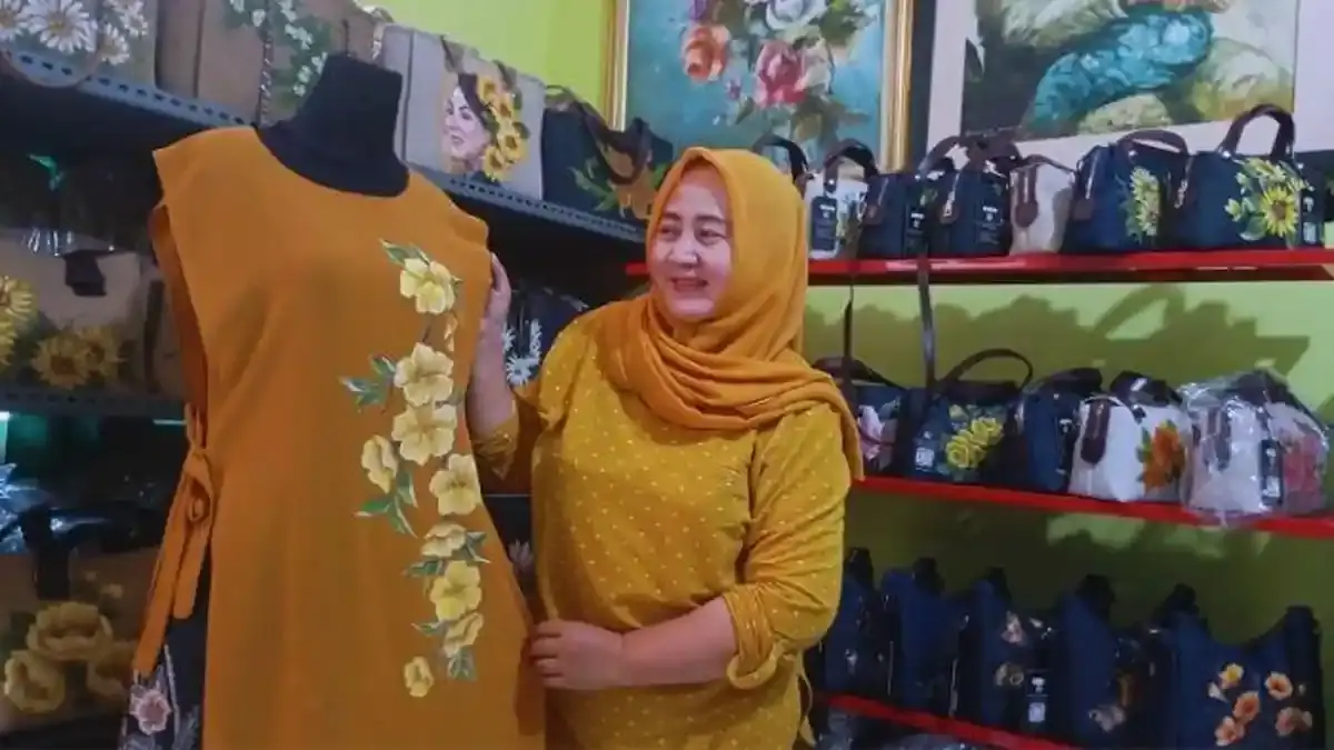 Kisah Maria Novita Hidupkan Seni Lukis Lewat Raditajaya, Kolaborasi dengan Pengrajin Tas Sidoarjo - Surya.co.id