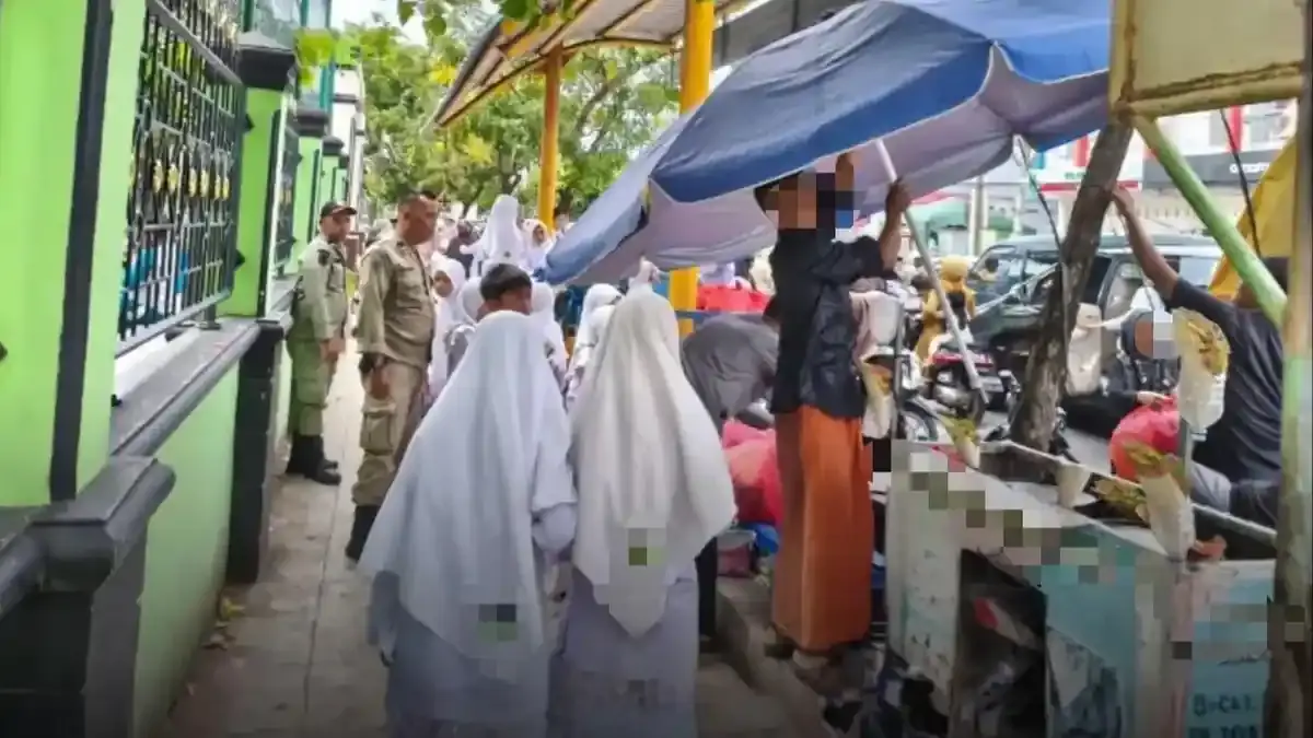 Tertibkan PKL Depan Sekolah, Satpol PP-WH Banda Aceh Tegaskan Bukan Halangi Cari Nafkah - Serambinews.com