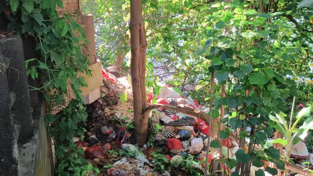 Bau Busuk Menyengat di Jembatan Lespadangan Mojokerto, Diduga Luberan Sampah TPS Hayam Wuruk - Surya.co.id