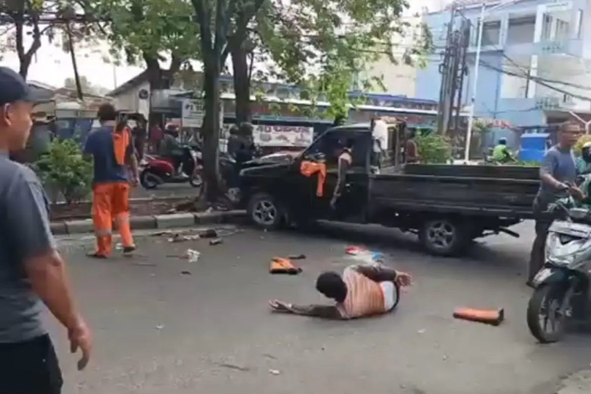 Mobil bak terbuka PPSU hantam pohon di Jakbar, lima orang terluka