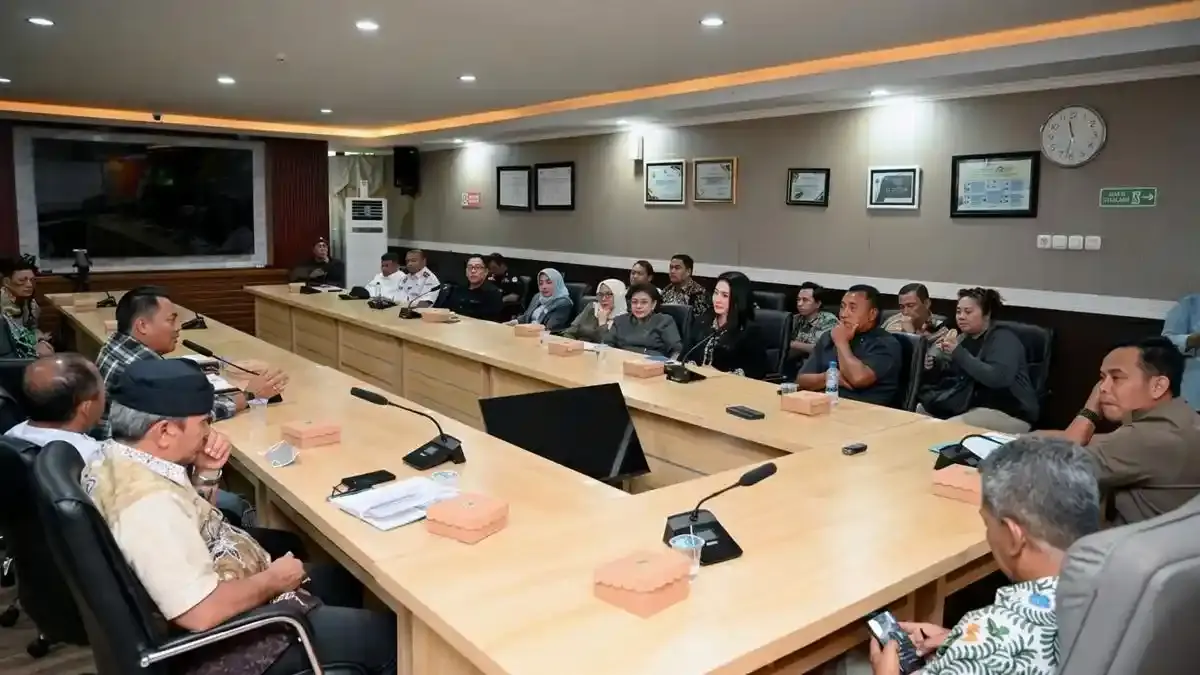 Bupati Ipuk Ajukan Solusi Atasi Kemacetan Pelabuhan Ketapang Banyuwangi - Surya.co.id