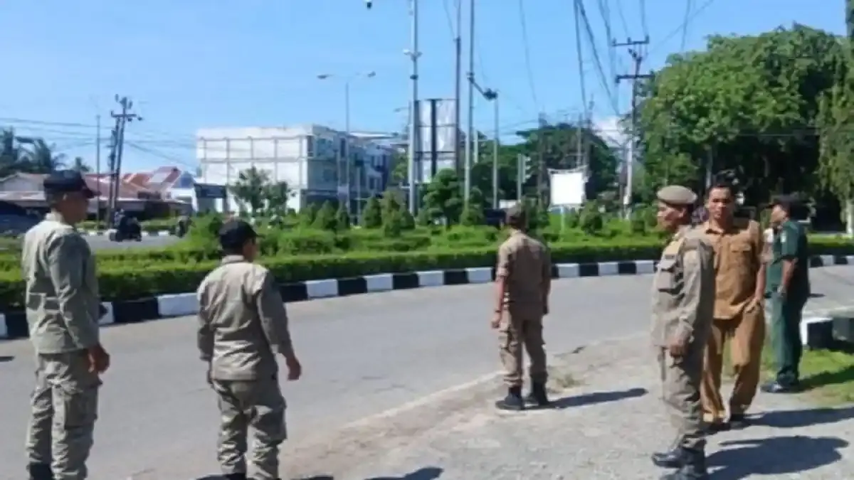 Petugas ‘Warning’ Pemain Domino di Bantaran Krueng Aceh - Serambinews.com