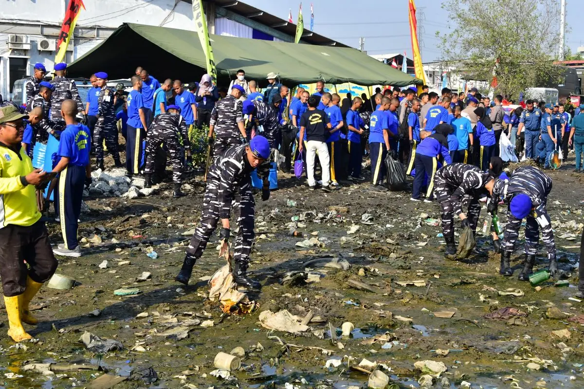 TNI AL ajak warga jaga lingkungan laut dalam menyambut HUT Ke-81