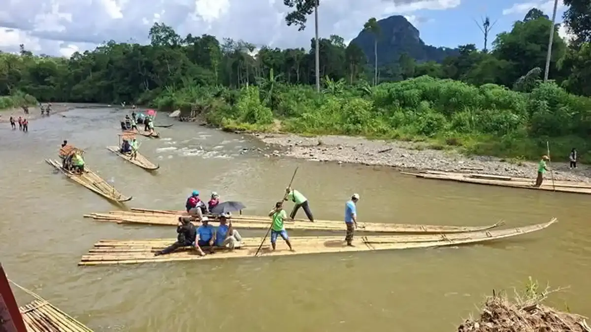 Intip Keseruan Peserta Festival Bamboo Rafting di Loksado HSS Kalsel, Diiringi Musik Kurung-kurung - Banjarmasinpost.co.id
