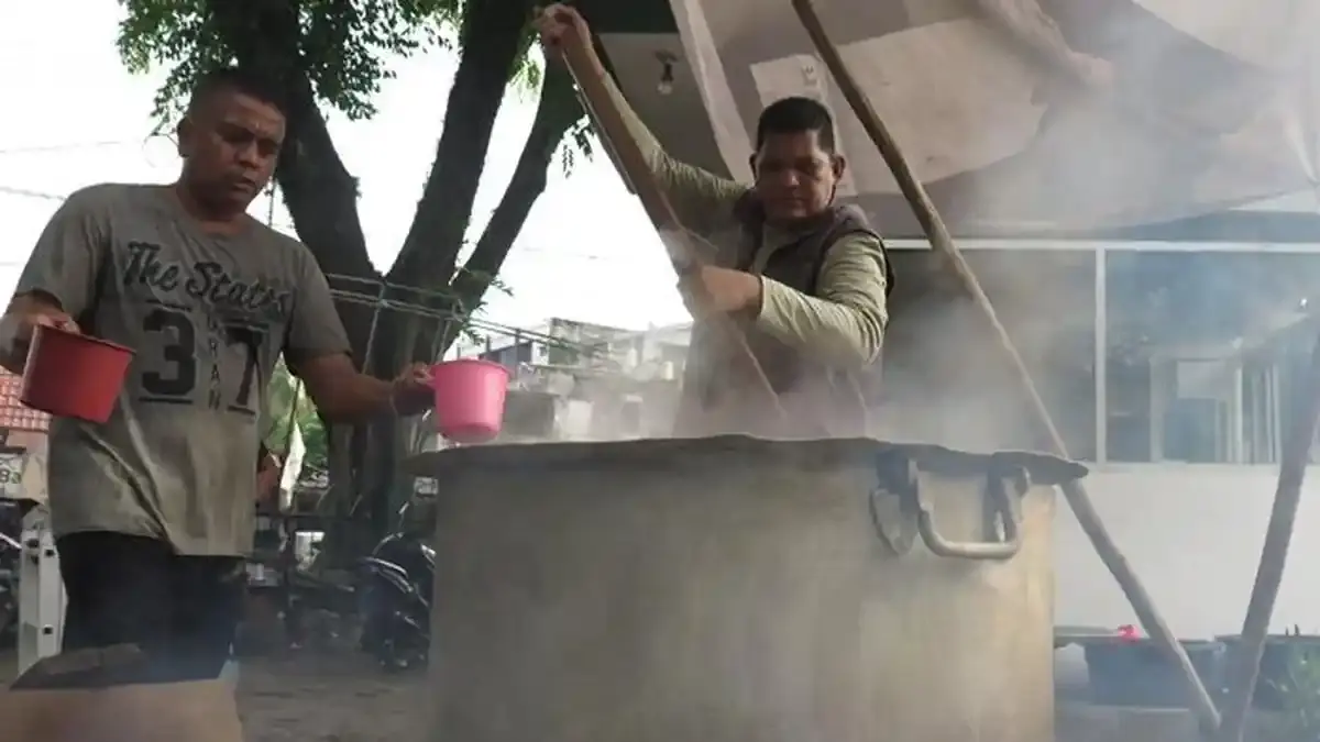 Perdana, Masjid Agung Palembang Bagikan 1.977 Paket Bubur Asyuro di Hari Asyura 10 Muharram - Sripoku.com