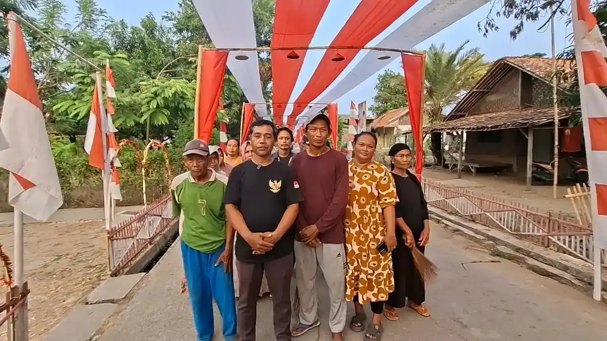 2 Bulan Gotong Royong, Warga Bekasi Bentangkan Bendera Merah Putih 500 Meter Secara Swadaya - Wartakotalive.com