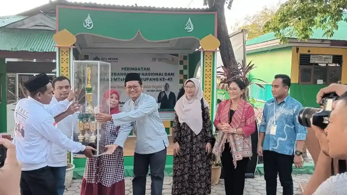 MIS Darul Hijrah Madani Juara di Milad ke-47 MTs Negeri Kota Kupang, Bawa Pulang Dua Piala Bergilir - Pos-kupang.com