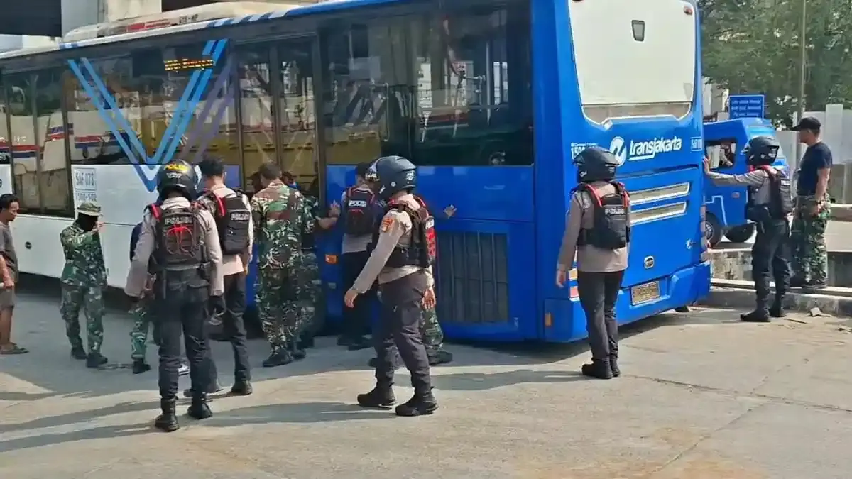 Jalan Beda Tinggi Bikin Dua Bus TransJakarta Nyangkut di Tanjung Priok, Sopir Minta Ada Perbaikan - Tribunjakarta.com