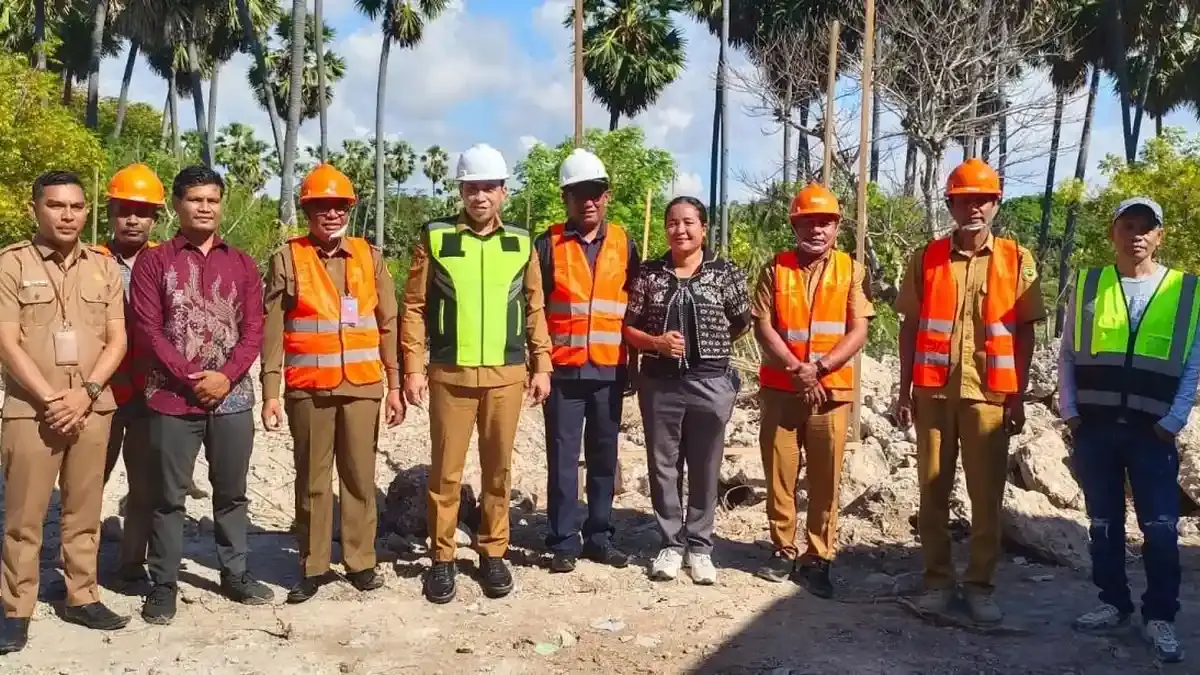 Bupati Sabu Raijua Letakan Batu Pertama Revitalisasi SD GMIT Bodae dan SD GMIT Bolou 1 - Pos-kupang.com