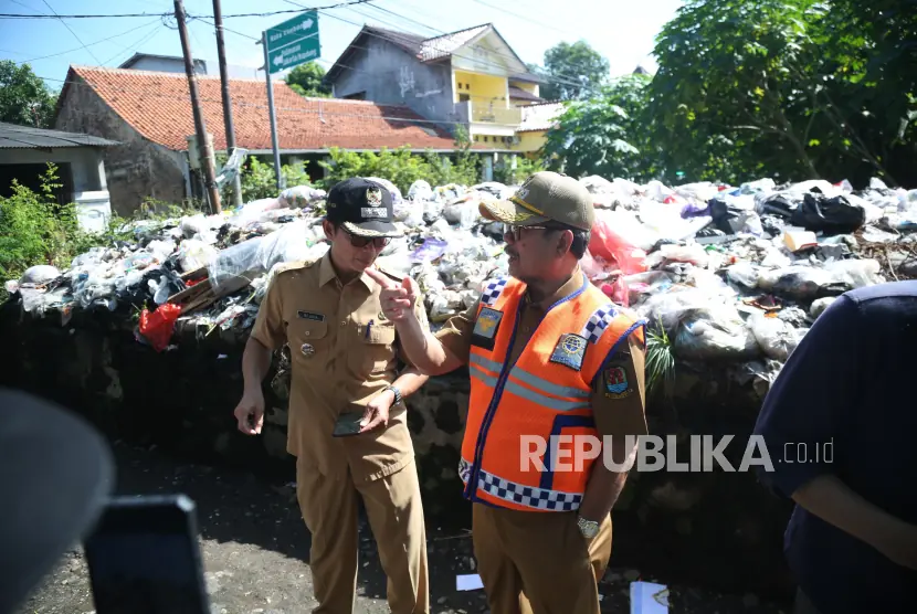 Tumpukan Sampah Berserakan di Jalanan Cirebon, Pemkab Tuntaskan Pengelolaan Mandiri di Desa