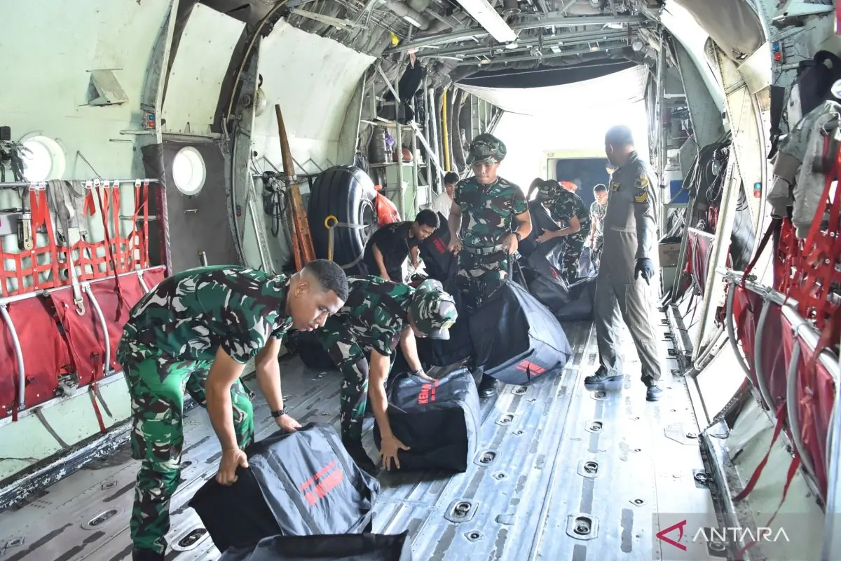 TNI AU salurkan alat kesehatan untuk bantu petugas tangani karhutla