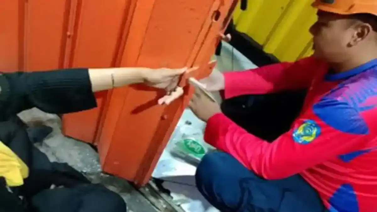 Panik Alat Kelamin Terjepit ResletingTak Bisa Lepas, Remaja 16 Tahun Datangi Damkar Nganjuk - Surya.co.id