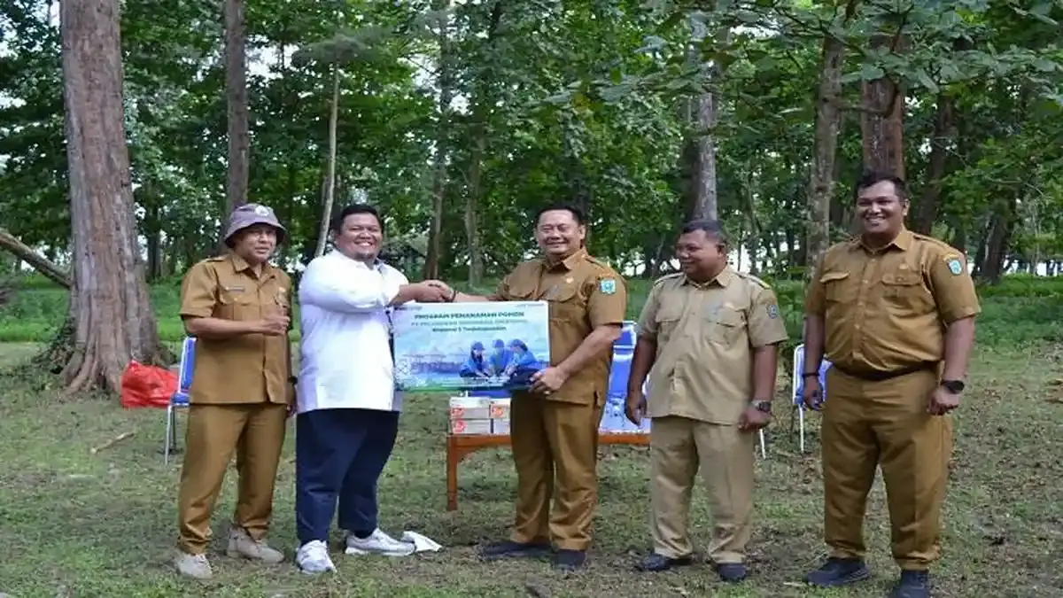 Pelindo Tanjungpandan Tanam 250 Pohon di Pantai Tanjungpendam Peringati Hari Lingkungan Hidup 2026 - Posbelitung.co
