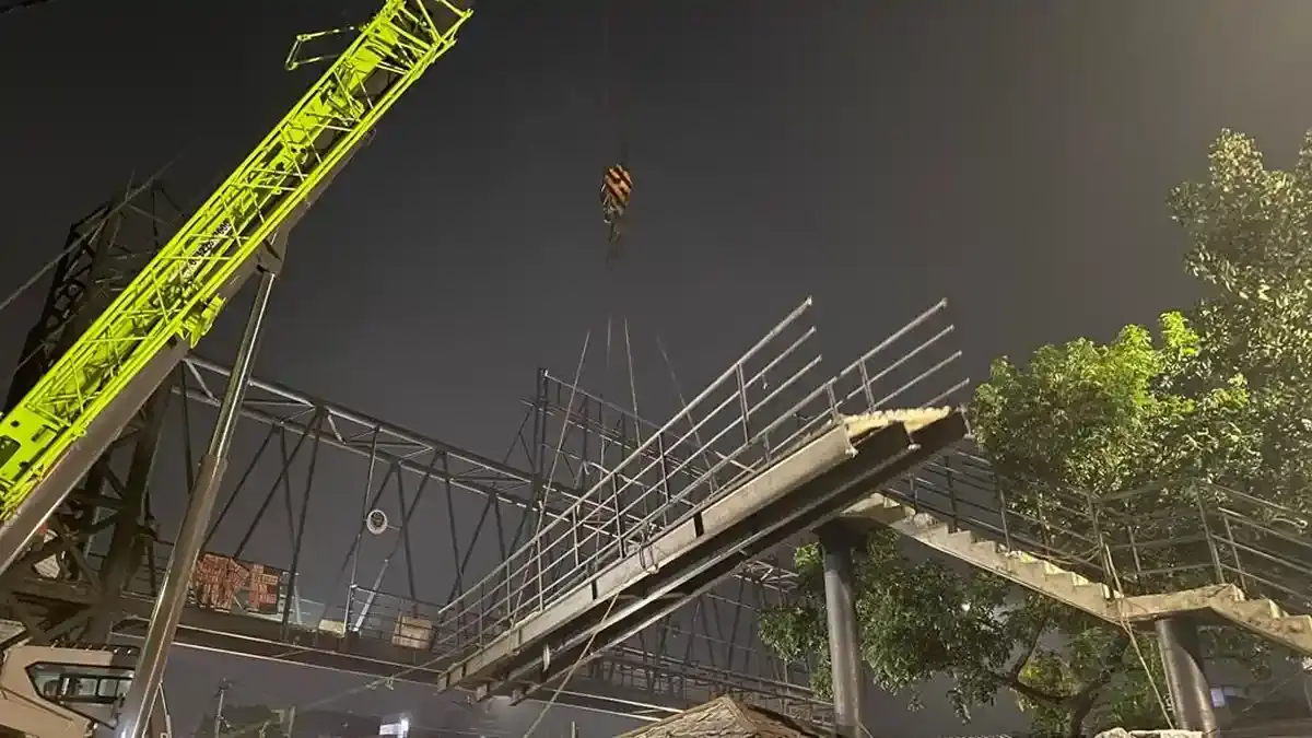 JPO di Terminal Cicaheum Bandung Dibongkar Malam-malam demi Proyek BRT - Tribunjabar.id