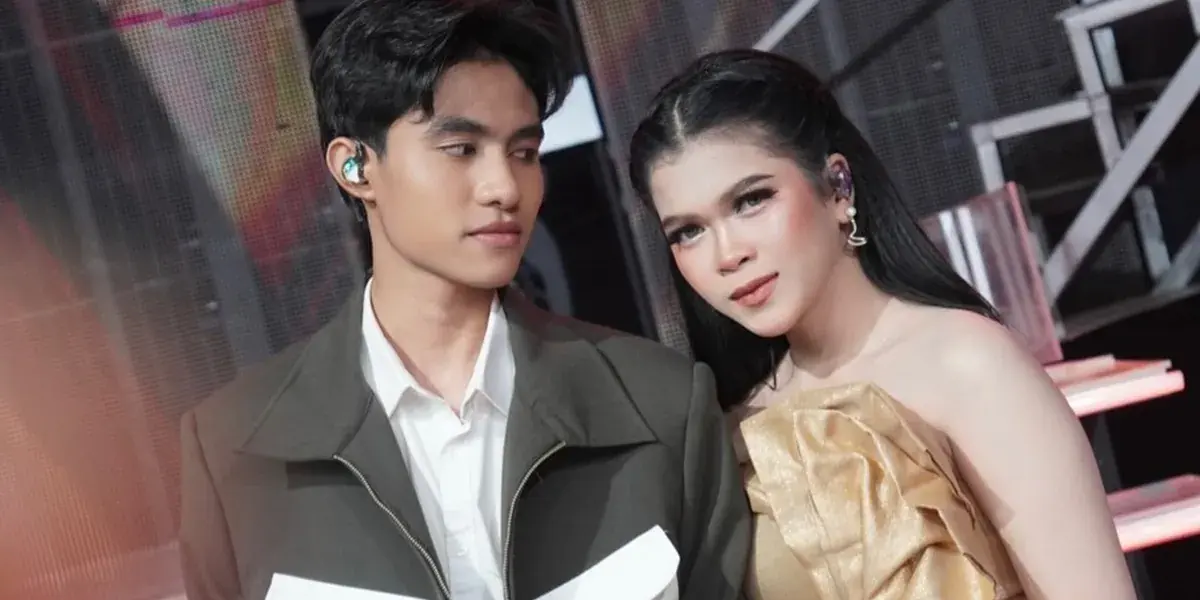 Potret Eby Digandeng Zahra, Tatapan Cintanya Bikin Fans Baper - Kapanlagi.com