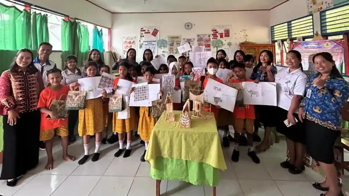 Tim PKM UKI Toraja Bangun Ketangguhan Siswa Korban Longsor Lewat Kelas Resiliensi - Tribun-timur.com