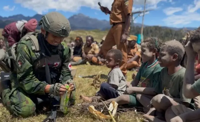 TNI Beri Bantuan 2 Ton Sembako untuk Warga Terdampak Kekeringan di Puncak Papua