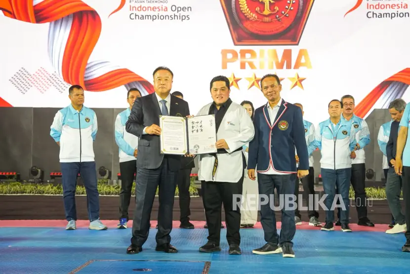 Menpora Erick Thohir Terima Sabuk Kehormatan pada Pembukaan Asian Taekwondo Indonesia Open Champion