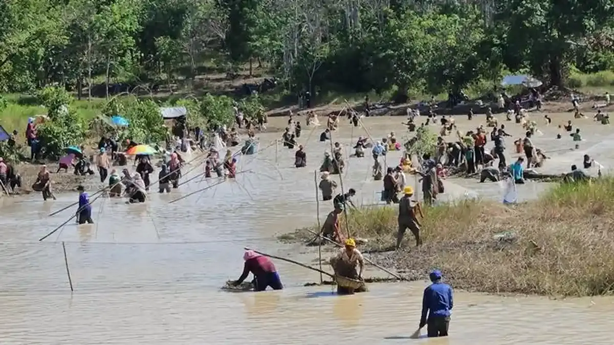 Intip Keseruan Warga Menangkap Ikan di Sungai Kali Maraup Balangan Kalsel, Pakai Alat Tradisional - Banjarmasinpost.co.id
