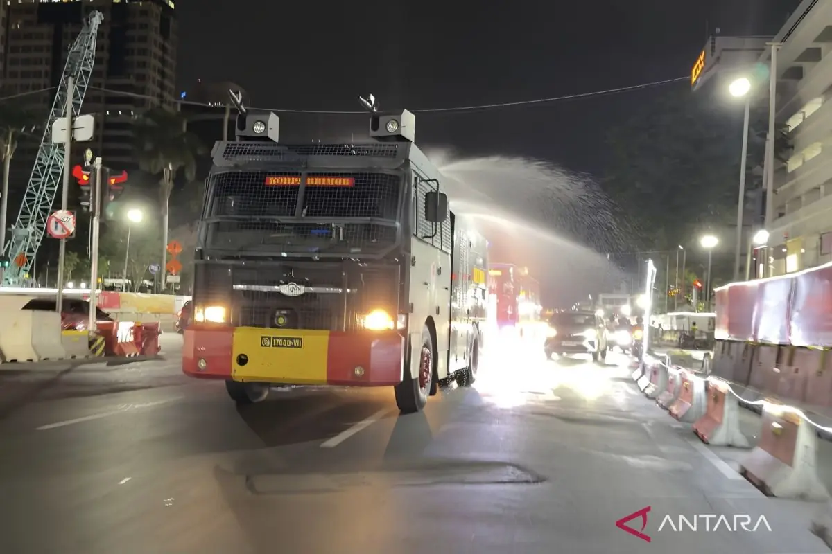 Brimob Polda Metro semprot jalan antisipasi abu vulkanik Anak Krakatau
