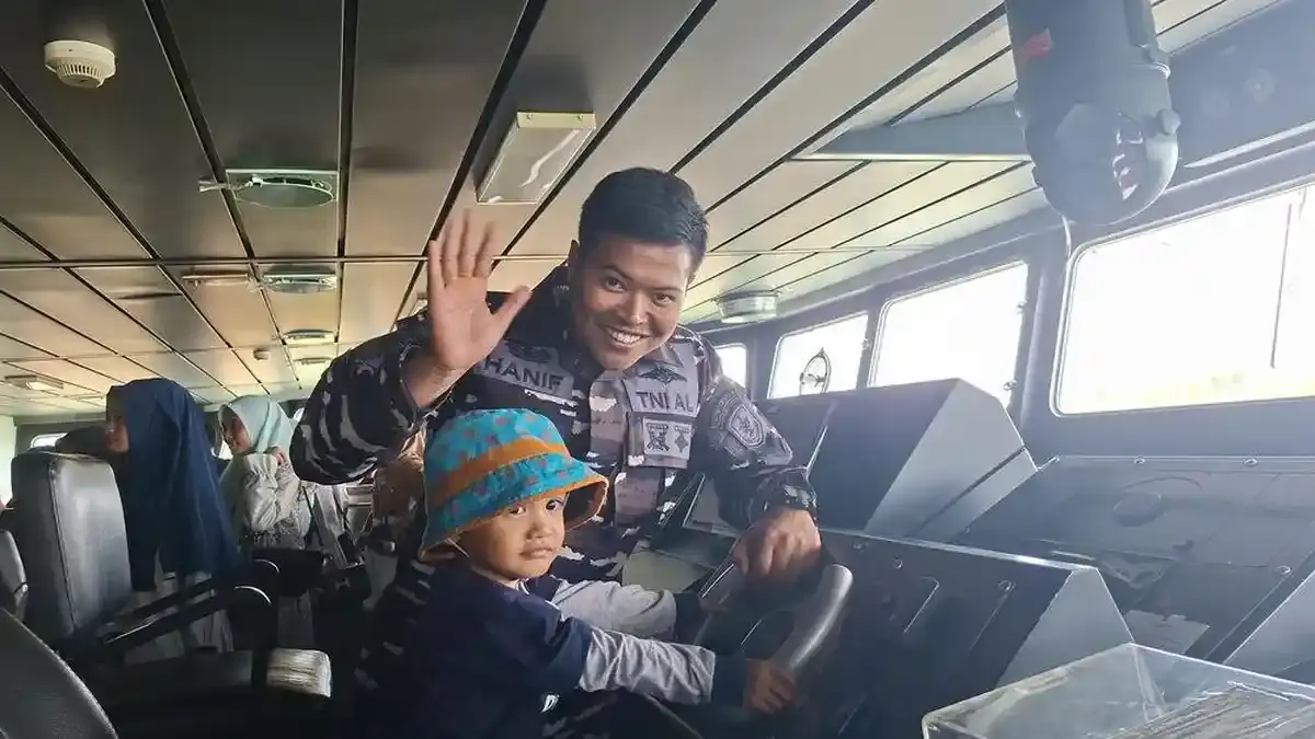 Penampakan Kapal Perang KRI Banjarmasin 592 yang Singgah di Kotabaru Kalsel - Banjarmasinpost.co.id