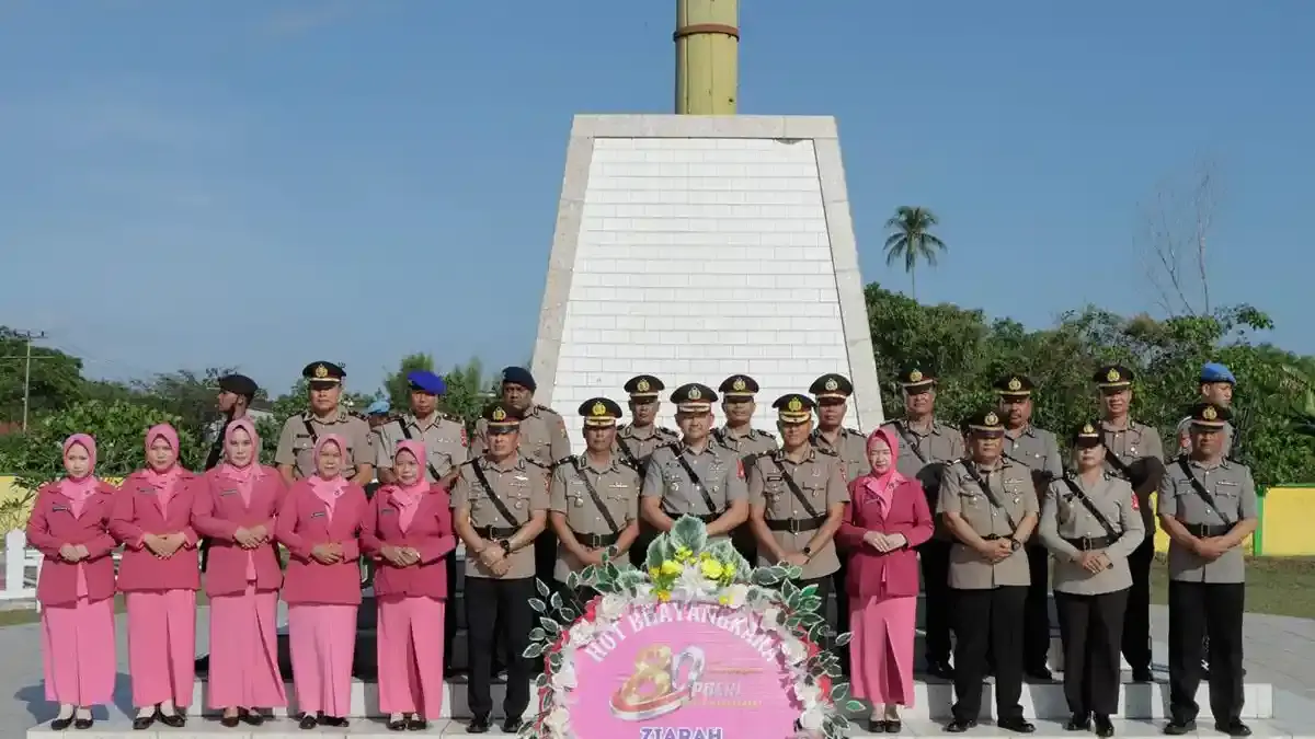 Peringati Hari Bhayangkara ke-80, Polres Ketapang Gelar Ziarah dan Tabur Bunga - Tribunpontianak.co.id