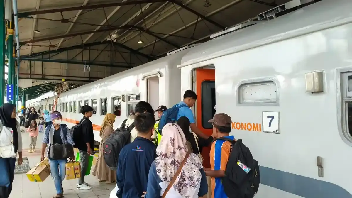Volume Penumpang KAI Daop 7 Madiun Meningkat Saat Libur Sekolah, Didukung Diskon Kereta 30 Persen - Wartakotalive.com