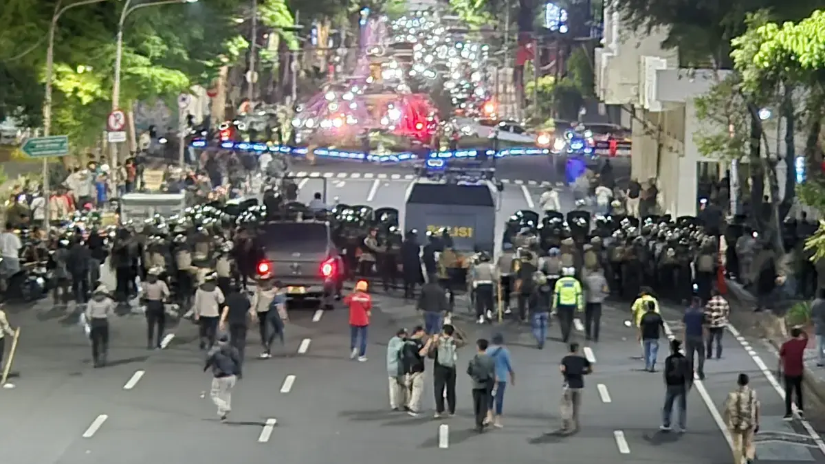 Demo Stop MBG hingga Cabut UU Polri Berakhir Ricuh, Polisi Pukul Mundur Demonstran di Surabaya dengan Meriam Air