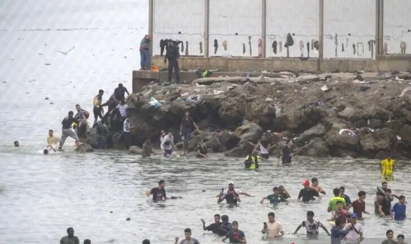 Warga bentrok dengan imigran ilegal buntut krisis migrasi di Ceuta