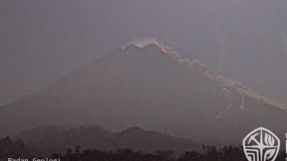 Merapi Luncurkan Awan Panas Sejauh 2.000 Meter