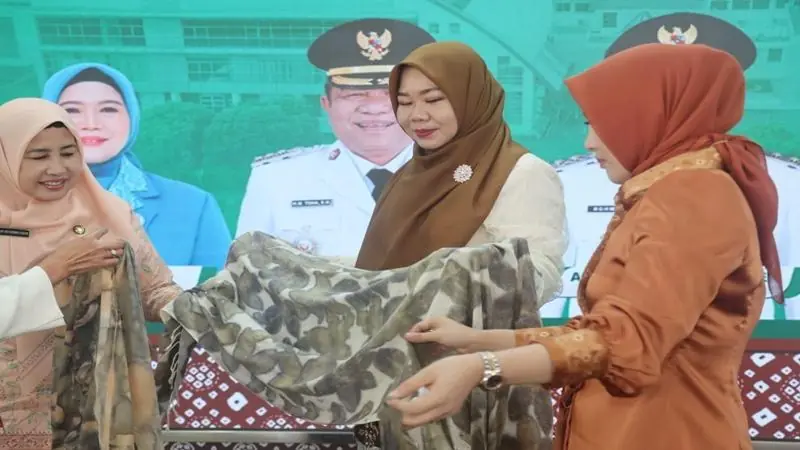 PKK Muba Kembangkan Gambo Ecoprint, Perkuat Identitas Lokal Sekaligus Peluang Usaha - Sripoku.com