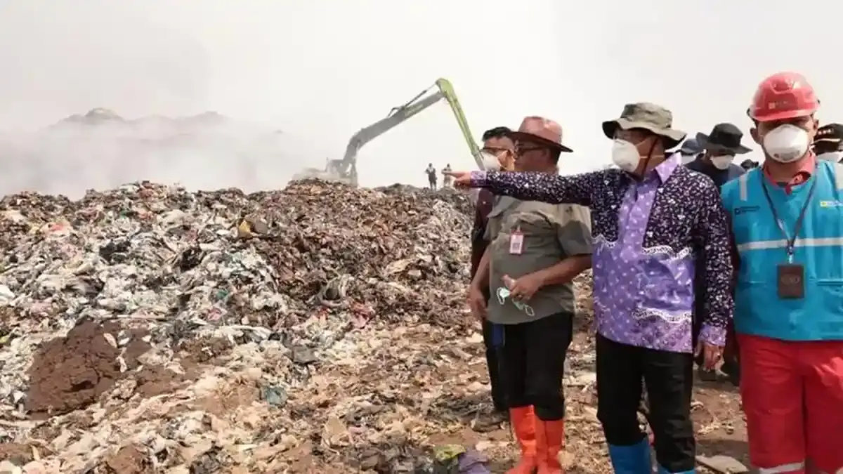 Hari Kelima Kebakaran TPA Jatiwaringin, Api Belum Padam, Warga Diimbau Menjauh hingga Radius 1,7 Km - Tribunnews.com