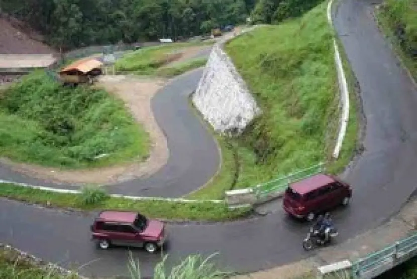 Agam Kerahkan Alat Berat Bersihkan Material Timbun Kalan Kelok 44