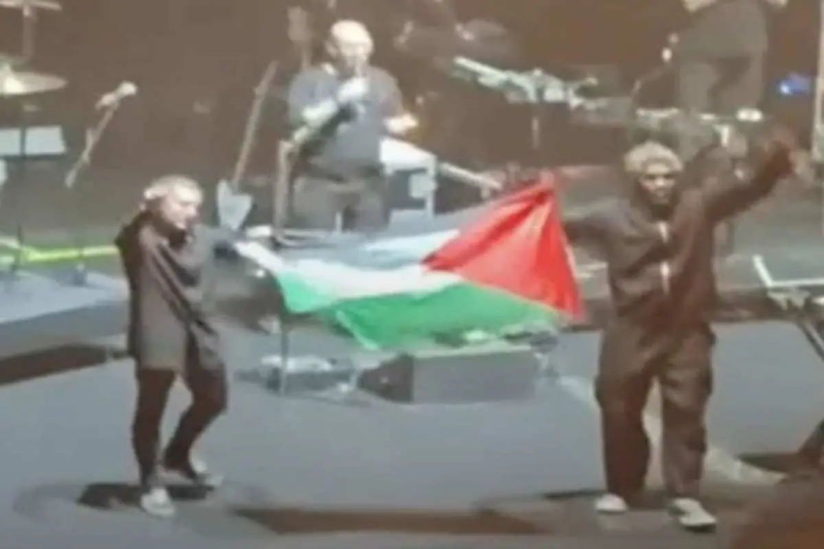 Kibarkan Bendera Palestina, Personel Massive Attack Diperiksa Polisi