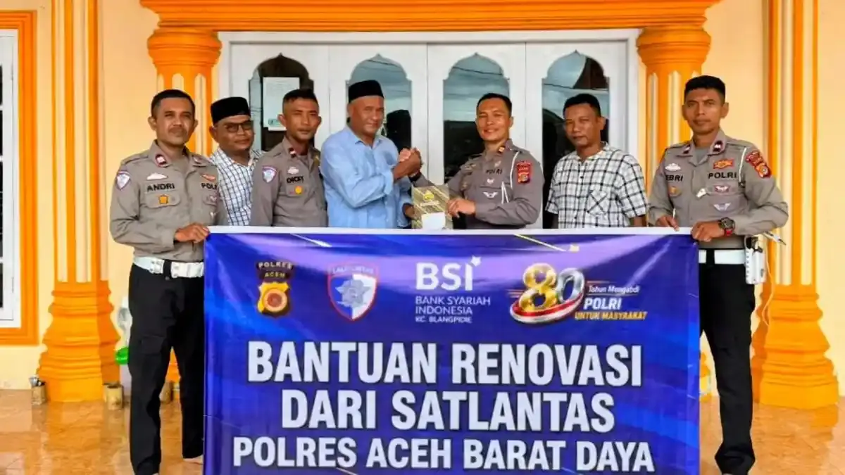 Kado HUT Bhayangkara, Polres Abdya Renovasi Meunasah Al-'Ala Guhang - Serambinews.com