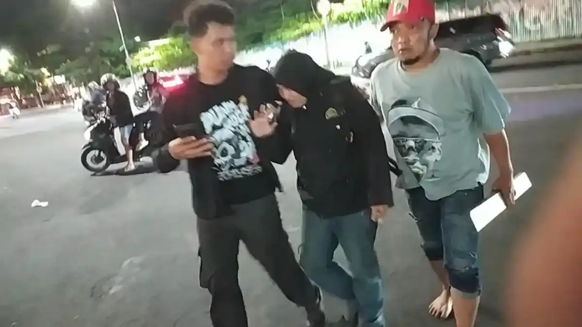 Belasan Terduga Perusak dalam Demo Indonesia Sekarat di Gedung Grahadi Surabaya Ditangkap - Surya.co.id