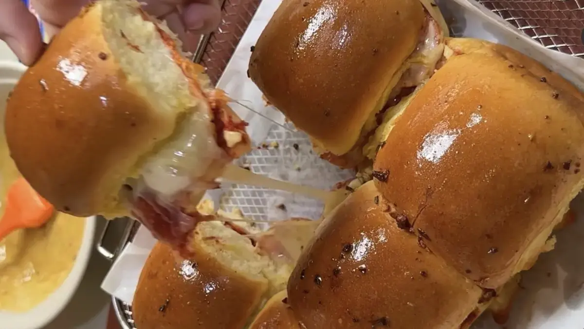 Resep Cheesy Pizza Sliders, Camilan Praktis dengan Keju Lumer yang Bikin Cepat Habis