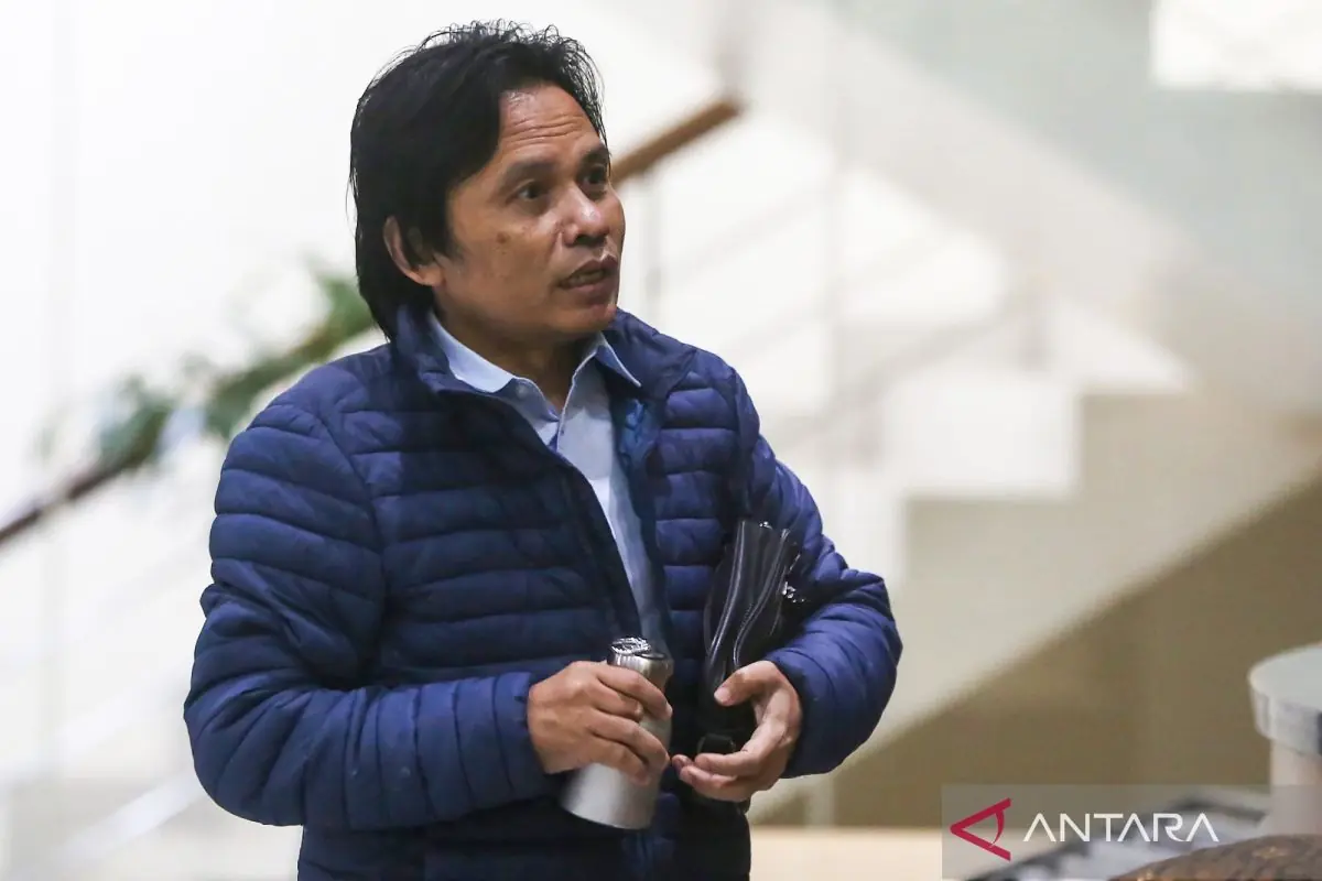 KPK periksa istri dan anak eks Sekjen MPR untuk telusuri aset