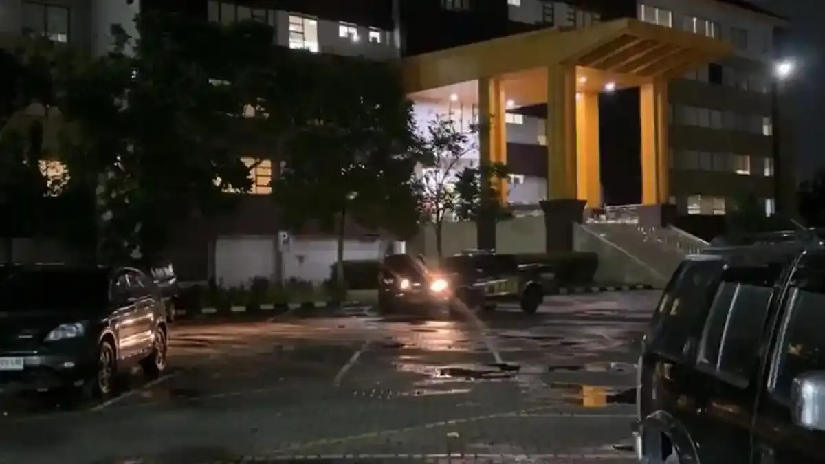 Pejabat Terjaring OTT KPK Dibawa ke Pekanbaru, Wajah Suhardiman Amby Lesu, Ini Situasi di Polda Riau - Tribunpekanbaru.com