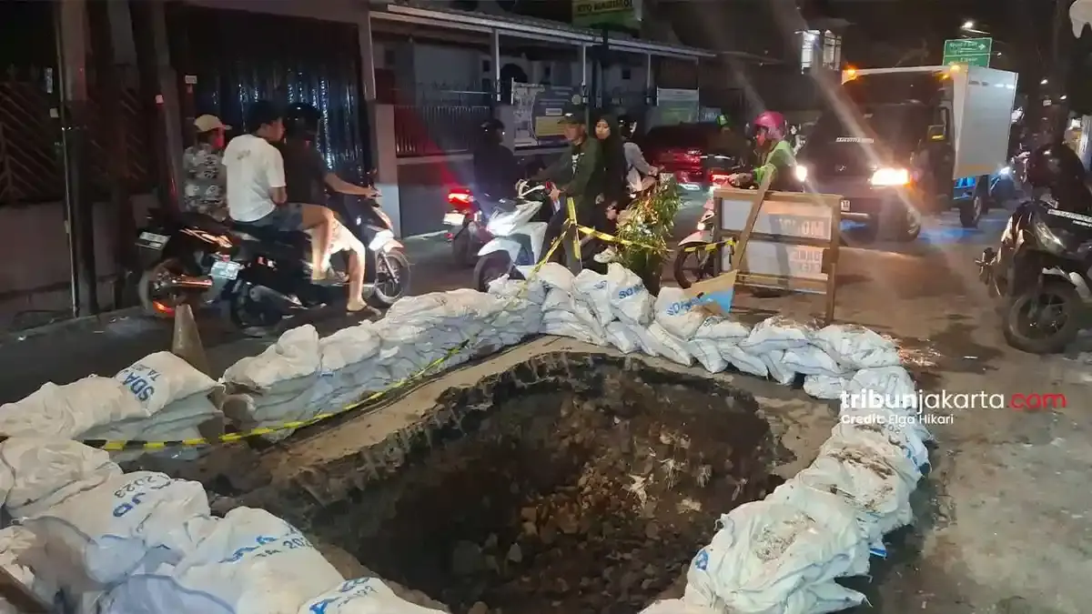 Serupa di Lenteng Agung, Jalan di Kebon Jeruk Ambles Dekat Kabel PLN Tegangan Tinggi - Tribunjakarta.com